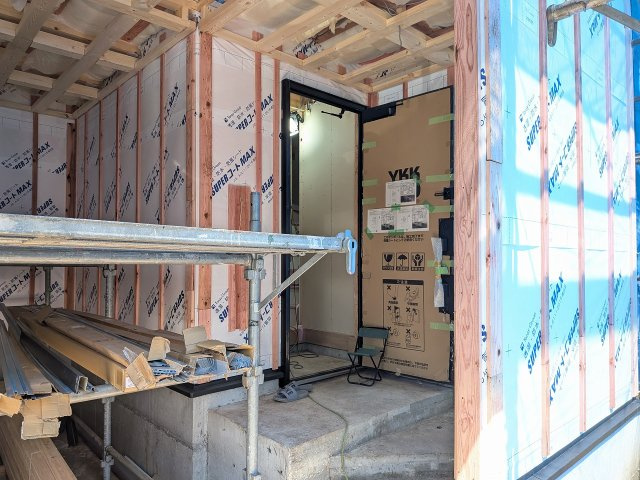 八王子市　本町　新築一戸建て　５期の玄関|～玄関は安心のWロックキーを採用　雨の日でも出入りしやすい広めの玄関ポーチ～