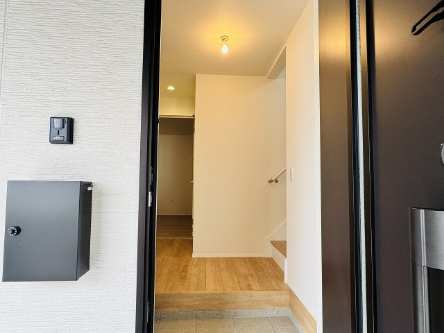 八王子市　本町　新築一戸建て　５期の玄関|～玄関は安心のWロックキーを採用　雨の日でも出入りしやすい広めの玄関ポーチ～