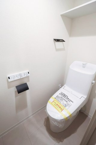恵比寿ブルーメのトイレ|恵比寿ブルーメ：ウォシュレット機能付き節水型トイレの上には棚が付いております♪