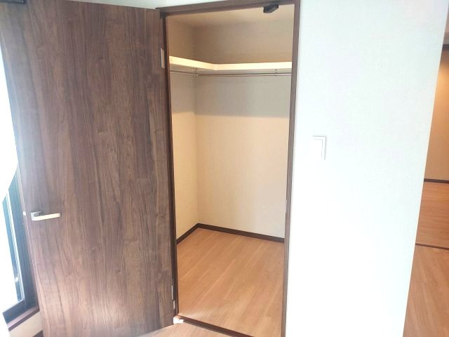 アールグラン宝塚の収納|洋室約13.7帖　ウォークインクローゼット