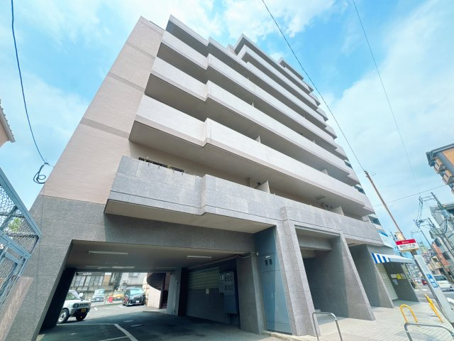 【外観】 | ライオンズマンション昭代☆仲介手数料無料☆ | 物件目の前に昭代一丁目のバス停があります。地下鉄空港線「西新」駅も利用可能で、天神・博多方面へのアクセスと日々の暮らしやすさを兼ね備えています。