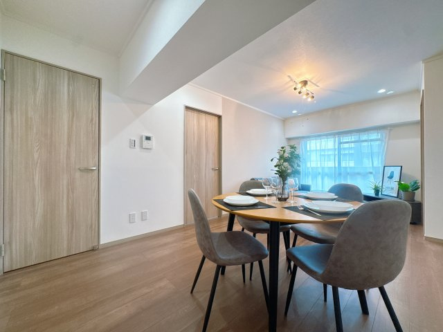 【居間・リビング】 | ライオンズマンション昭代☆仲介手数料無料☆ | 内装から水回りまで、細部にこだわりリノベーションを実施。最新の設備へ一新されており、入居当日から気持ちよく新生活をスタートできます。デザイン性と機能性が両立した住まいです。