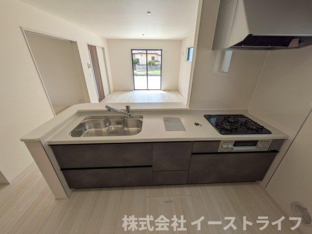 【新築戸建】　いわき市平下平窪3期　全3棟　長期優良住宅　のキッチン|3号棟写真　対面キッチンを選ぶ方の多くが、家族とのコミュニケーションを重視して選ばれます。特に小さなお子さんを持つご家庭では、調理中もお子さんの様子をみられるということは大きな安心に繋がります！