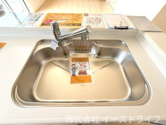 【新築戸建】　いわき市平下平窪3期　全3棟　長期優良住宅　のキッチン|同社施工写真　浄水器一体型水栓です。蛇口をひねればいつでもおいしい水が飲めるのが嬉しいです(^^)/水はねの音や食器が当たる音を大幅に軽減する静音仕様のジャンボシンクです。