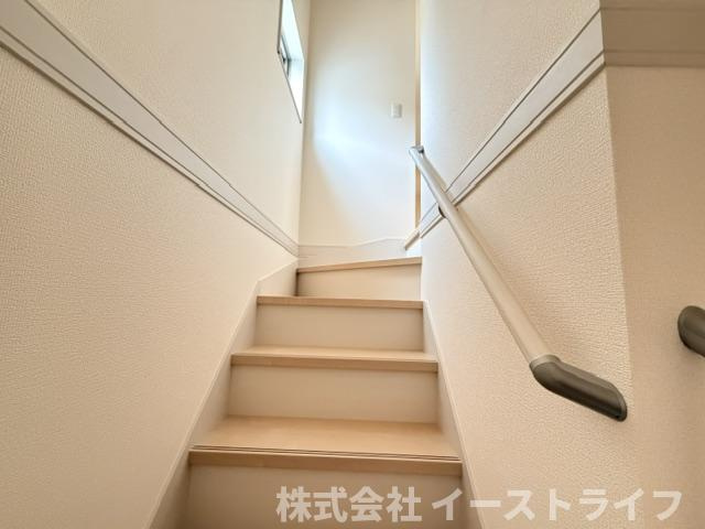 【新築戸建】　いわき市平下平窪3期　全3棟　長期優良住宅　の収納|同社施工写真　階段には手すりが付いているので上り下りも安心です。