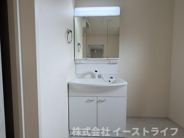【新築戸建】　いわき市平下平窪3期　全3棟　長期優良住宅　の独立洗面台|同社施工写真　収納スペースが豊富で、鏡の周りには棚もあるため、洗顔用品や歯ブラシ、うがい用のコップ、整髪料、スキンケア用品、化粧品などを置いて整理することができます。
