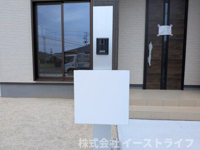 【新築戸建】　いわき市平下平窪3期　全3棟　長期優良住宅　の独立洗面台|同社施工写真　収納スペースが豊富で、鏡の周りには棚もあるため、洗顔用品や歯ブラシ、うがい用のコップ、整髪料、スキンケア用品、化粧品などを置いて整理することができます。