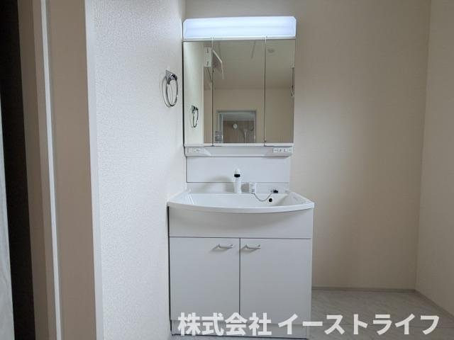 【新築戸建】　いわき市平下平窪3期　全3棟　長期優良住宅　の独立洗面台|同社施工写真　収納スペースが豊富で、鏡の周りには棚もあるため、洗顔用品や歯ブラシ、うがい用のコップ、整髪料、スキンケア用品、化粧品などを置いて整理することができます。