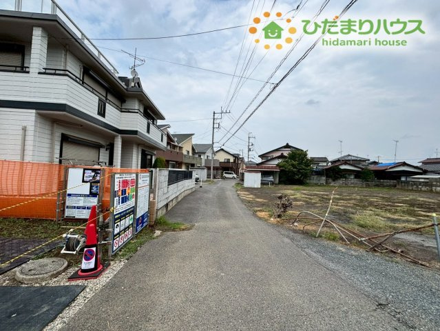 本庄市前原2丁目　新築一戸建て　ブルーミングガーデン　01の前面道路含む現地写真