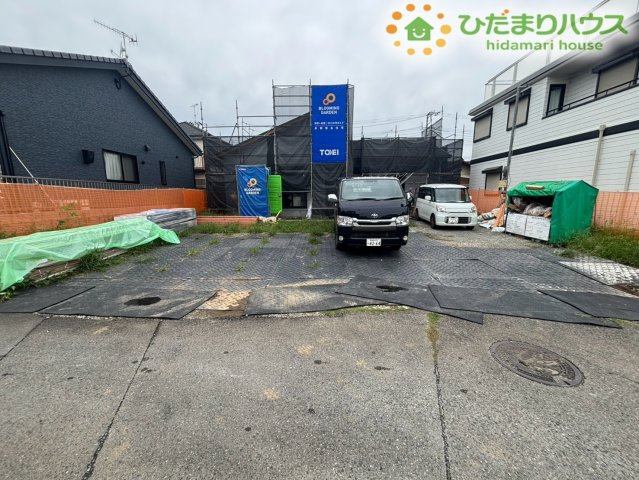 本庄市前原2丁目　新築一戸建て　ブルーミングガーデン　01の駐車場
