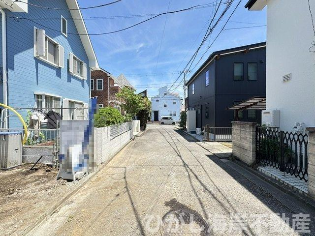 茅ケ崎市緑が浜　新築戸建の前面道路含む現地写真|7月19日撮影　建築中　現地外観