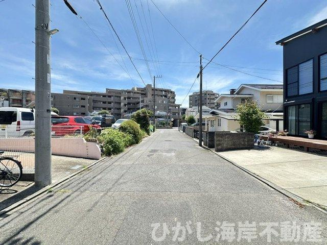 茅ケ崎市緑が浜　新築戸建の前面道路含む現地写真|7月19日撮影　建築中　現地外観