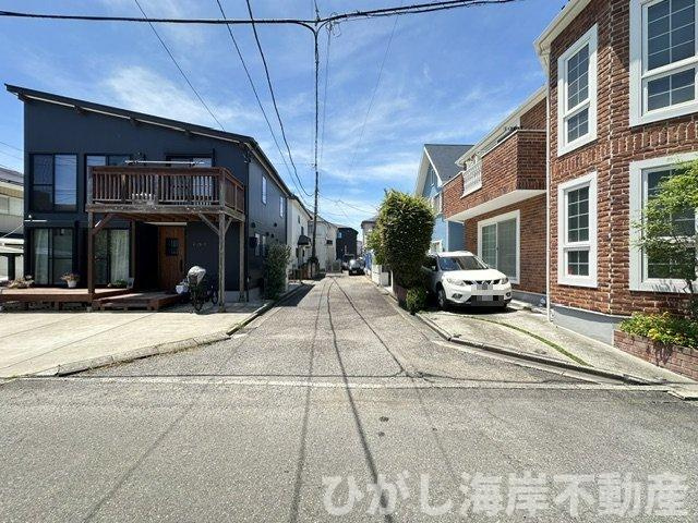 茅ケ崎市緑が浜　新築戸建の前面道路含む現地写真|7月19日撮影　建築中　現地外観