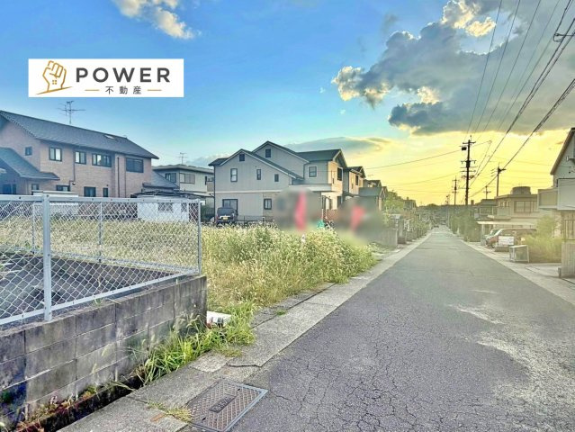 ファーストタウン　名古屋市第２緑区旭出　全２棟の前面道路含む現地写真|十分な幅が確保されており、車の出し入れもスムーズです。日常生活での使いやすさも兼ね備えています。