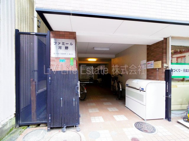 小平市学園西町１丁目の賃貸マンションのエントランス