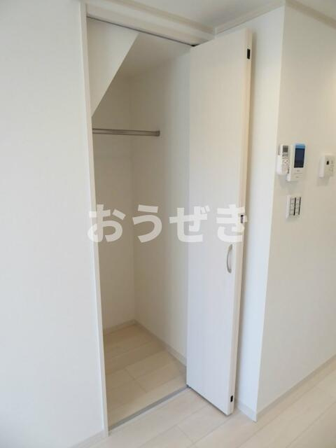ハーミットクラブハウス白楽Ⅱの収納|階段下を利用した収納は奥行き…