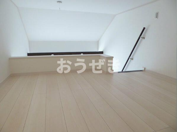 ハーミットクラブハウス白楽Ⅱの居間・リビング|大型ロフトは約５帖もあり、寝…