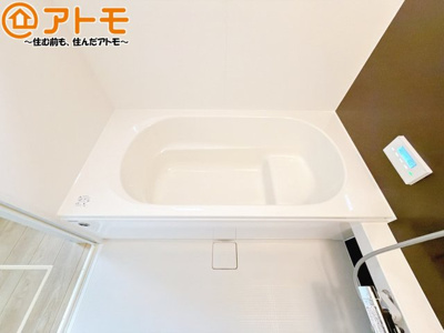 【浴室】 | 駿河区小鹿10期　新築戸建　全1棟 | お子様やお年寄りが使いやすいだけでなく、半身浴にも便利なベンチタイプの湯舟です。お湯の節約にも！