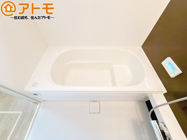 【浴室】 | 駿河区小鹿10期　新築戸建　全1棟 | お子様やお年寄りが使いやすいだけでなく、半身浴にも便利なベンチタイプの湯舟です。お湯の節約にも！