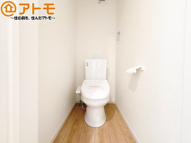 【トイレ】 | 駿河区小鹿10期　新築戸建　全1棟 | 毎日使うトイレだからこそ機能性を重視したいですよね！温水洗浄便座で快適な時間をお過ごしください♪