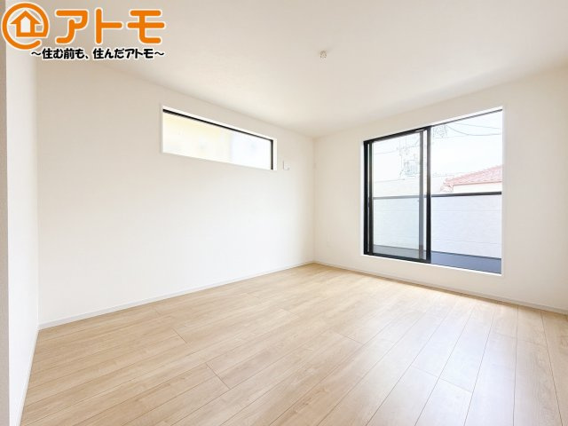 【寝室】 | 駿河区小鹿10期　新築戸建　全1棟 | バルコニーに面したお部屋なので、布団などの大きなものも楽々干せます♪