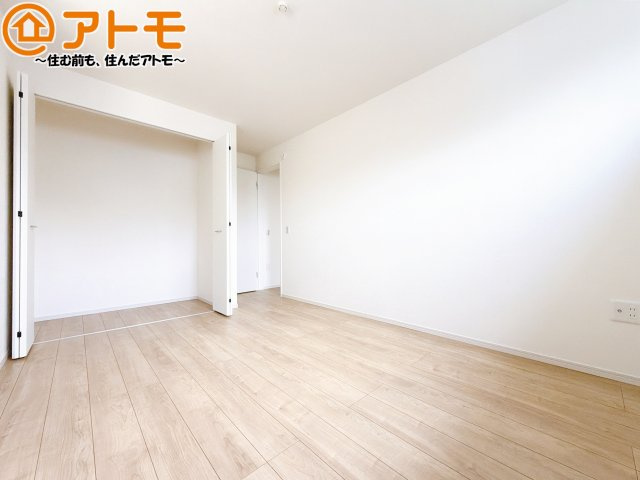 【寝室】 | 駿河区小鹿10期　新築戸建　全1棟 | 収納スペースもしっかり確保したお部屋は、収納家具の数も減らせるのでお部屋を広く使えます！