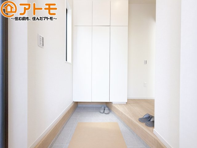 【玄関】 | 駿河区小鹿10期　新築戸建　全1棟 | 玄関は収納付きで使い勝手良好♪見た目もすっきり♪