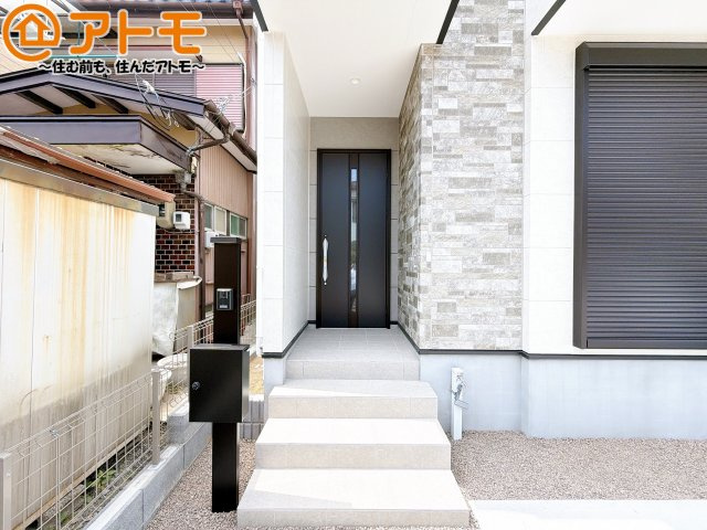 【玄関】 | 駿河区小鹿10期　新築戸建　全1棟 | 落ち着いた色合いの玄関はダブルロックで防犯性に優れた仕様になっています♪