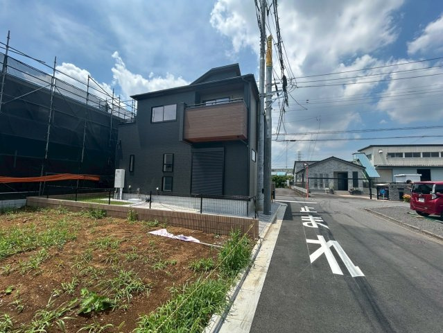 【仲介手数料無料】三芳町北永井３期―新築分譲住宅―全18棟販売　９棟の前面道路含む現地写真|区画が整った美しい街並みが広がる大型分譲地。
道路幅もゆったり確保され、車の出入りがしやすく、小さなお子さまのいるご家庭も安心して暮らせます。
同年代のご家族が集まりやすくおすすめです♪