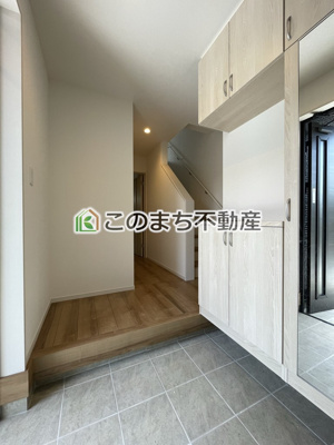 【玄関】 | 野木町友沼6期　2号棟 | 同社施工物件写真。※建具やフローリング、その他仕様が異なる場合がございます。