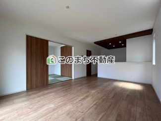 【居間・リビング】 | 野木町友沼6期　2号棟 | 同社施工物件写真。※建具やフローリング、その他仕様が異なる場合がございます。