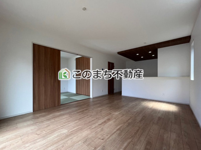 【居間・リビング】 | 野木町友沼6期　2号棟 | 同社施工物件写真。※建具やフローリング、その他仕様が異なる場合がございます。