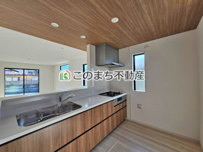 【キッチン】 | 野木町友沼6期　2号棟 | 同社施工物件写真。※建具やフローリング、その他仕様が異なる場合がございます。