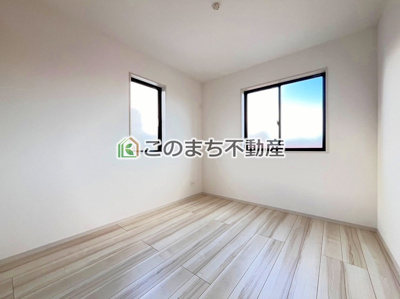 【洋室】 | 野木町友沼6期　2号棟 | 同社施工物件写真。※建具やフローリング、その他仕様が異なる場合がございます。