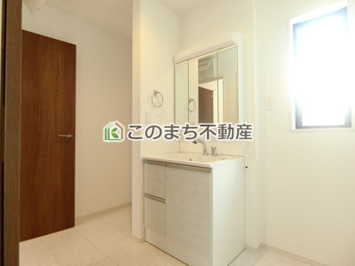 【洗面所】 | 野木町友沼6期　2号棟 | 同社施工物件写真。※建具やフローリング、その他仕様が異なる場合がございます。