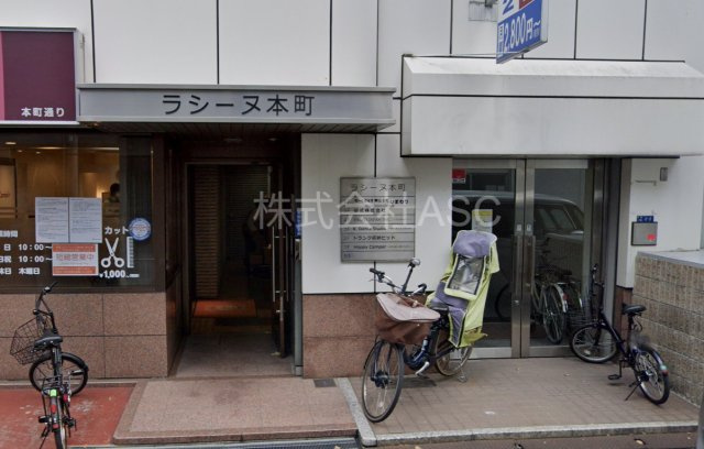 ラシーヌ本町のエントランス