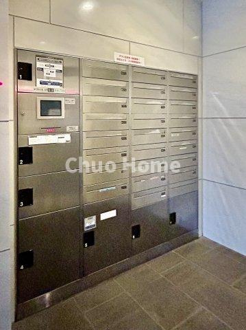 ルネサンス葛西ザ・レジデンスの設備|【宅配ボックス】在宅時・不在時に関わらず、居住者の代わりに非対面で宅配物を受け取ってくれる便利な設備です。わかりやすくご説明致しますので見学時にはお部屋だけではなく共用部分もぜひチェックしてください。