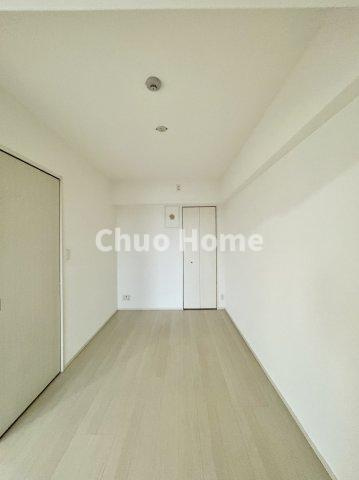 ルネサンス葛西ザ・レジデンスの洋室|【洋室】快適に過ごす条件は、一人ひとり違います。だからこそ飾り過ぎないシンプルな内装と偏り過ぎないデザインで統一しております。居住していく中でオーナー様だけの【マイホーム】に創り上げて下さい