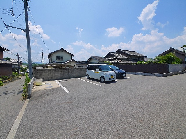 アトリエ恭仁京Aの駐車場