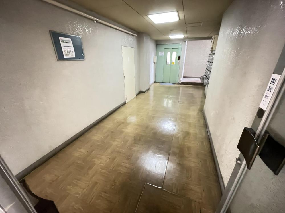マンション長利のロビー