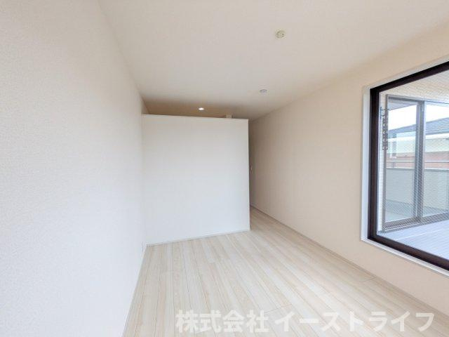 【新築戸建】　いわき市平下平窪3期　全3棟　長期優良住宅　の洋室|3号棟写真　窓から日が差し込む明るい洋室。シンプルな造りなので配置するインテリア次第でお好きなお部屋の雰囲気に変えられます。