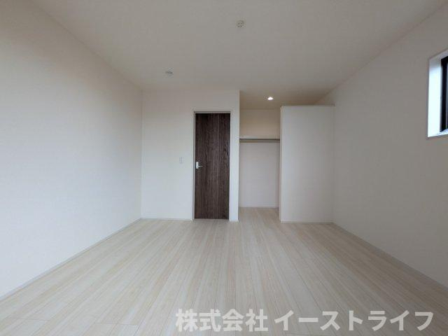 【新築戸建】　いわき市平下平窪3期　全3棟　長期優良住宅　の洋室|同社施工写真　窓から日が差し込む明るい洋室。シンプルな造りなので配置するインテリア次第でお好きなお部屋の雰囲気に変えられます。