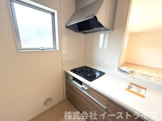 【新築戸建】　いわき市平下平窪3期　全3棟　長期優良住宅　のキッチン|同社施工写真　使い勝手の良いシステムキッチンで、対面式なのでご家族との団欒にもぴったりですね(^^)/また、収納力もあるのでスッキリが実現します◎