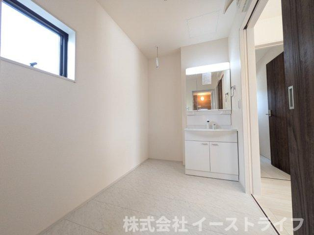 【新築戸建】　いわき市平下平窪3期　全3棟　長期優良住宅　の脱衣所|3号棟写真　脱衣場です。洗濯カゴなどで生活感が出やすい場所ですが、洗面ボウル下のキャビネットや鏡の裏（三面鏡など）に、歯ブラシ、洗剤のストック、タオル、化粧品などをすっきり整理できます。
