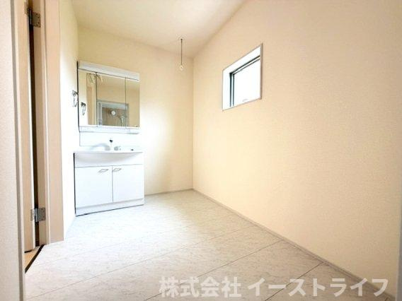 【新築戸建】　いわき市平下平窪3期　全3棟　長期優良住宅　の脱衣所|同社施工写真　脱衣場です。洗濯カゴなどで生活感が出やすい場所ですが、洗面ボウル下のキャビネットや鏡の裏（三面鏡など）に、歯ブラシ、洗剤のストック、タオル、化粧品などをすっきり整理できます。