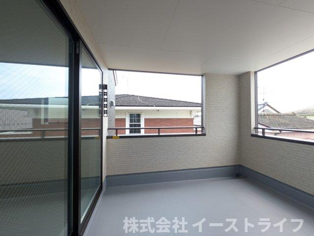 【新築戸建】　いわき市平下平窪3期　全3棟　長期優良住宅　の脱衣所|同社施工写真　脱衣場です。洗濯カゴなどで生活感が出やすい場所ですが、洗面ボウル下のキャビネットや鏡の裏（三面鏡など）に、歯ブラシ、洗剤のストック、タオル、化粧品などをすっきり整理できます。