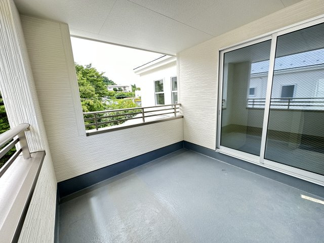 【新築戸建】　いわき市平下平窪3期　全3棟　長期優良住宅　のバルコニー|同社施工写真　インナーバルコニーなので急な雨にも慌てずに済みそうです。
お洗濯するにも楽ちんで、いいお天気の時は簡易的なチェアやテーブルを置いて読書を楽しんだり、ちょっとしたガーデニングも楽しめそう◎