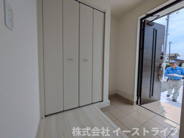 【新築戸建】　いわき市平下平窪3期　全3棟　長期優良住宅　の玄関|3号棟写真　きれいな玄関です。天井高の収納ボックスも設置されているので靴の整理も困りません。