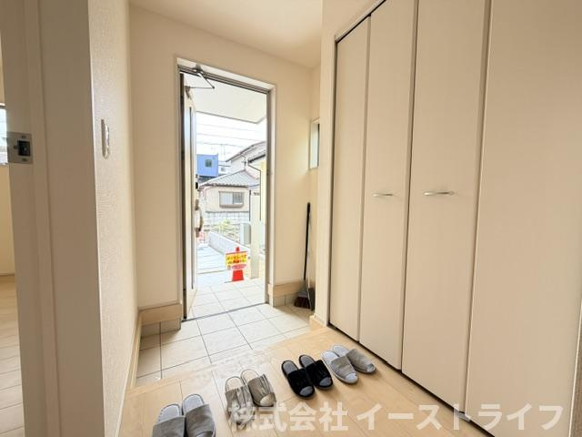 【新築戸建】　いわき市平下平窪3期　全3棟　長期優良住宅　の玄関|同社施工写真　きれいな玄関です。収納ボックスも設置されているので靴の整理も困りません。