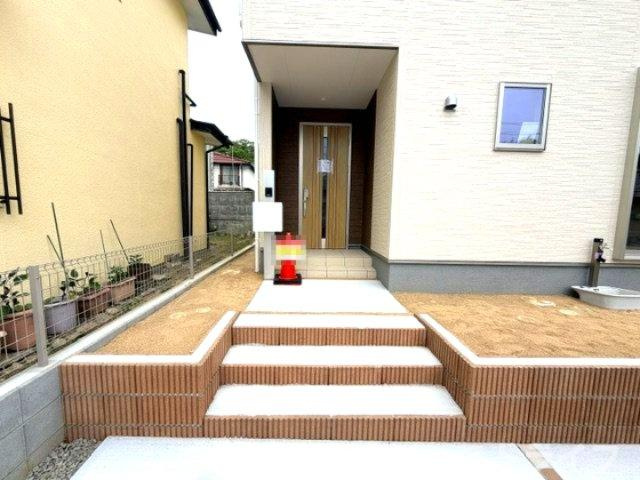 【新築戸建】　いわき市平下平窪3期　全3棟　長期優良住宅　の玄関|同社施工写真　きれいで明るい玄関です